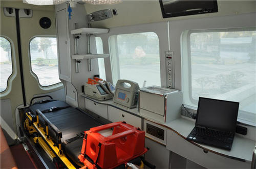 察布查尔锡伯救护车内部